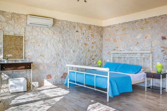 villa-votsalo-lefakda-modern-bedroom
